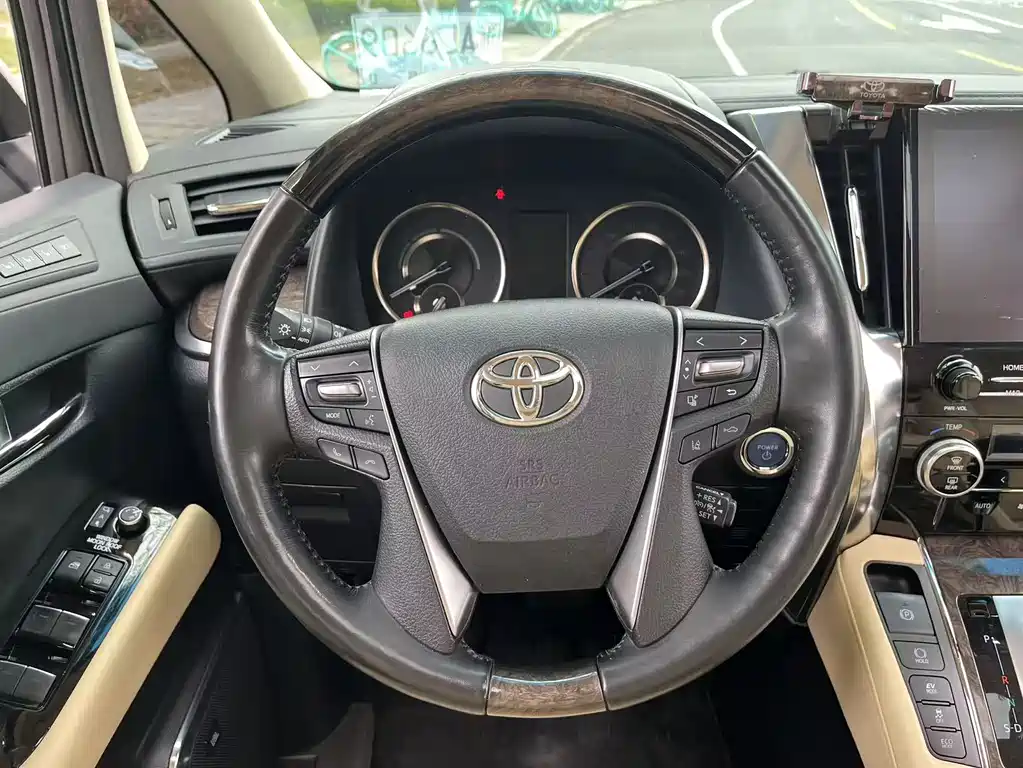 Toyota Alphard 2023 — фото 16