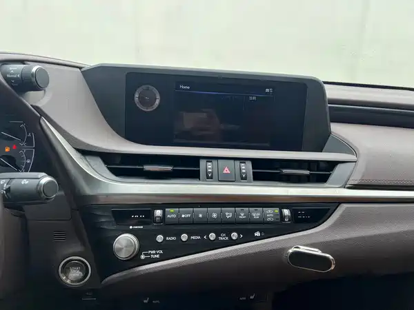 Lexus ES 2023
