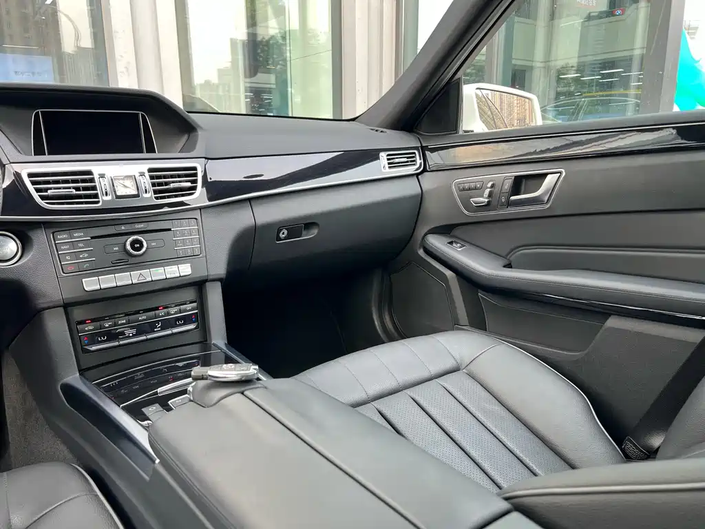 Mercedes-Benz E-Class 2016 — фото 23