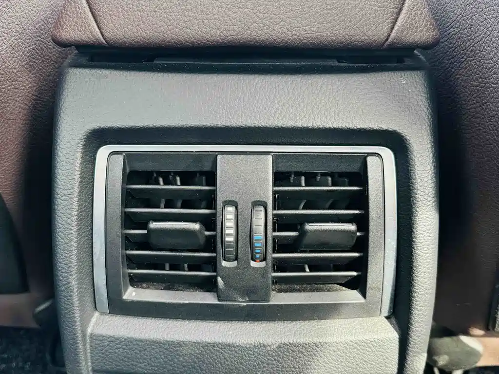 BMW 3 Series 2018 — фото 11