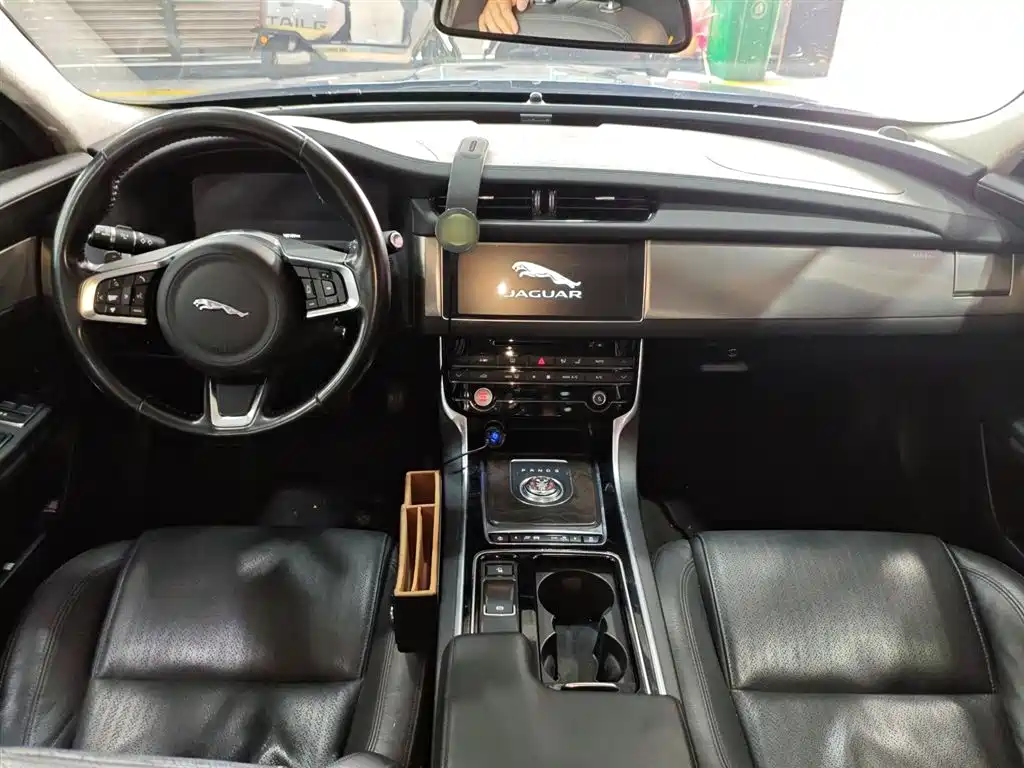 Jaguar XFL 2018 — фото 10