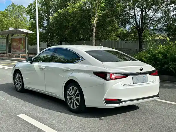 Lexus ES 2021