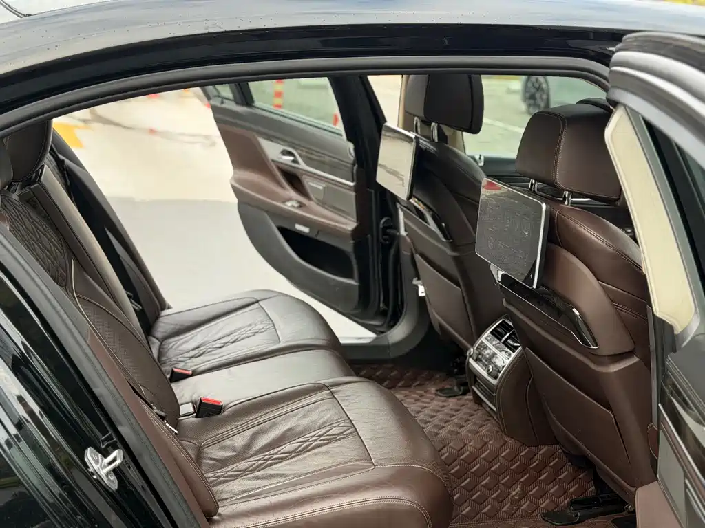 BMW 7 Series 2016 — фото 12