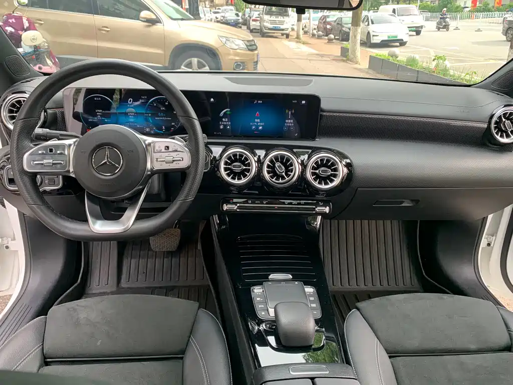 Mercedes-Benz A-Class 2023 — фото 17