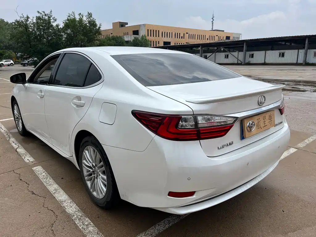 Lexus ES 2015 — фото 27
