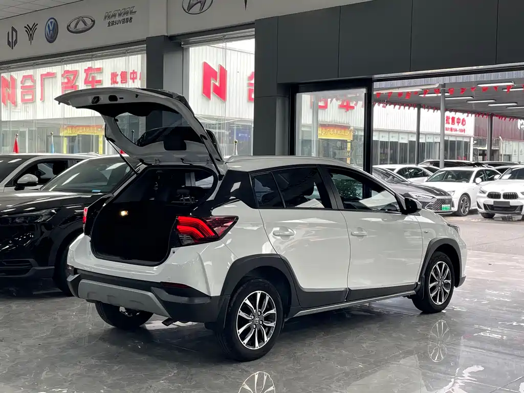 Toyota Yaris L 2022 — фото 16