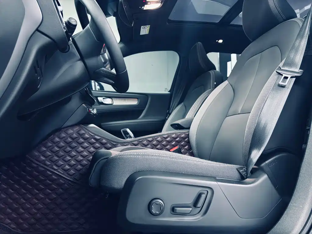 Volvo XC40 2023 — фото 8