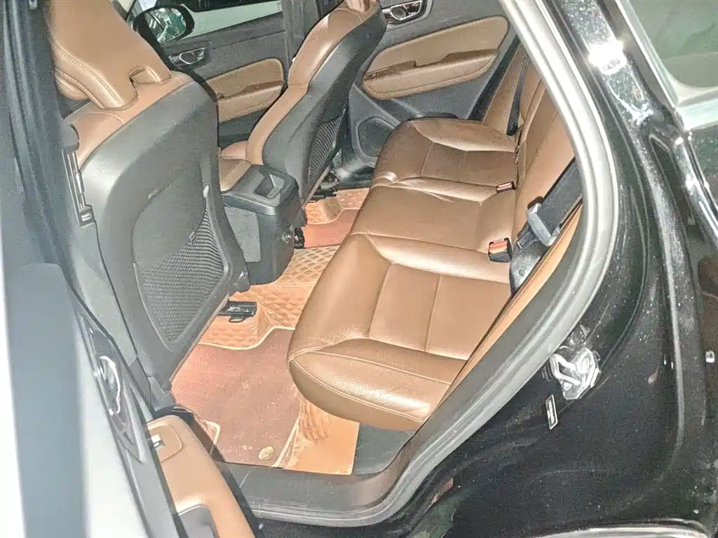 Volvo XC60 2019 — фото 13