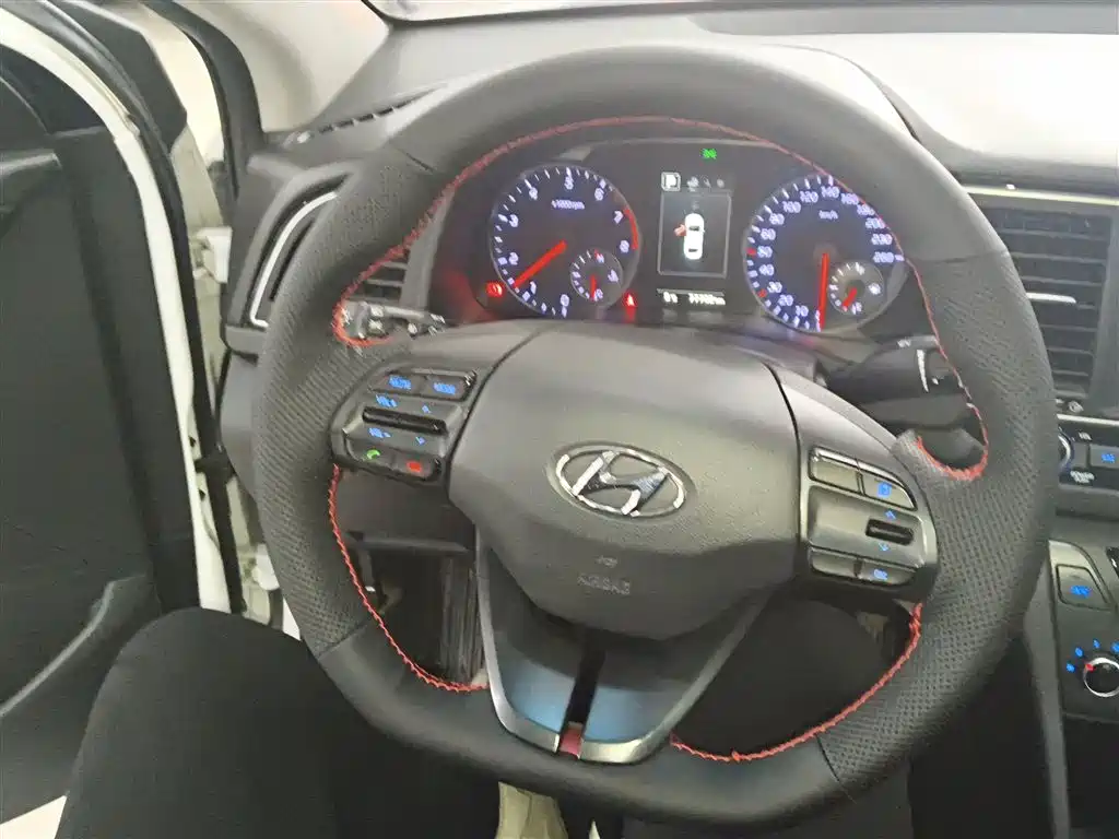 Hyundai Elantra 2019 — фото 6