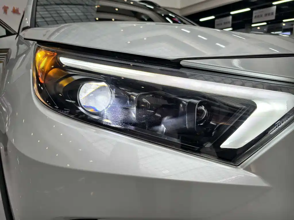 Toyota RAV4 2021 — фото 13