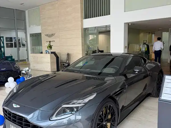 Aston Martin DB12 2025