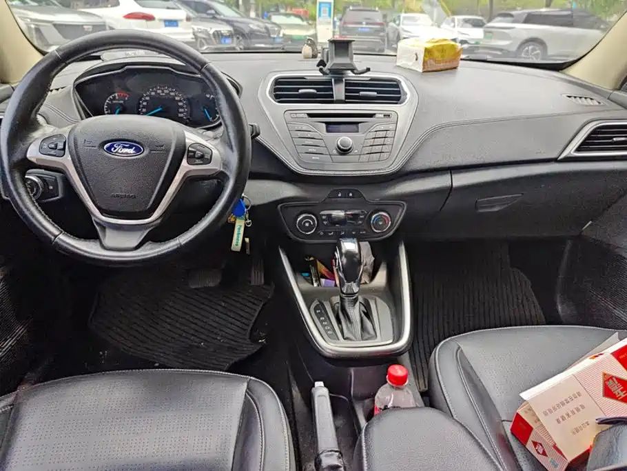 Ford Escort 2016 — фото 12