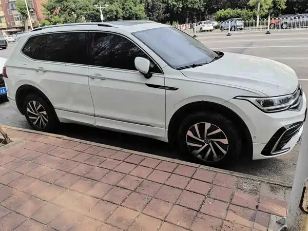 Volkswagen Tiguan L Plug-In Hybrid 2022