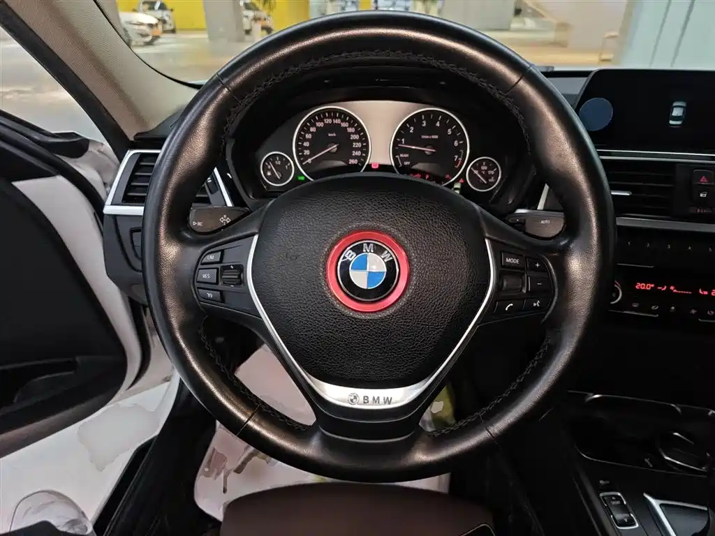 BMW 3 Series 2018 — фото 11