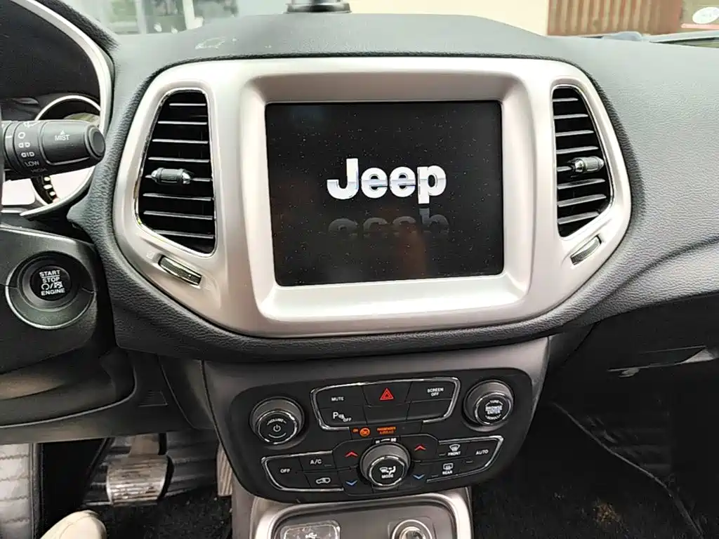 Jeep Compass 2018 — фото 13