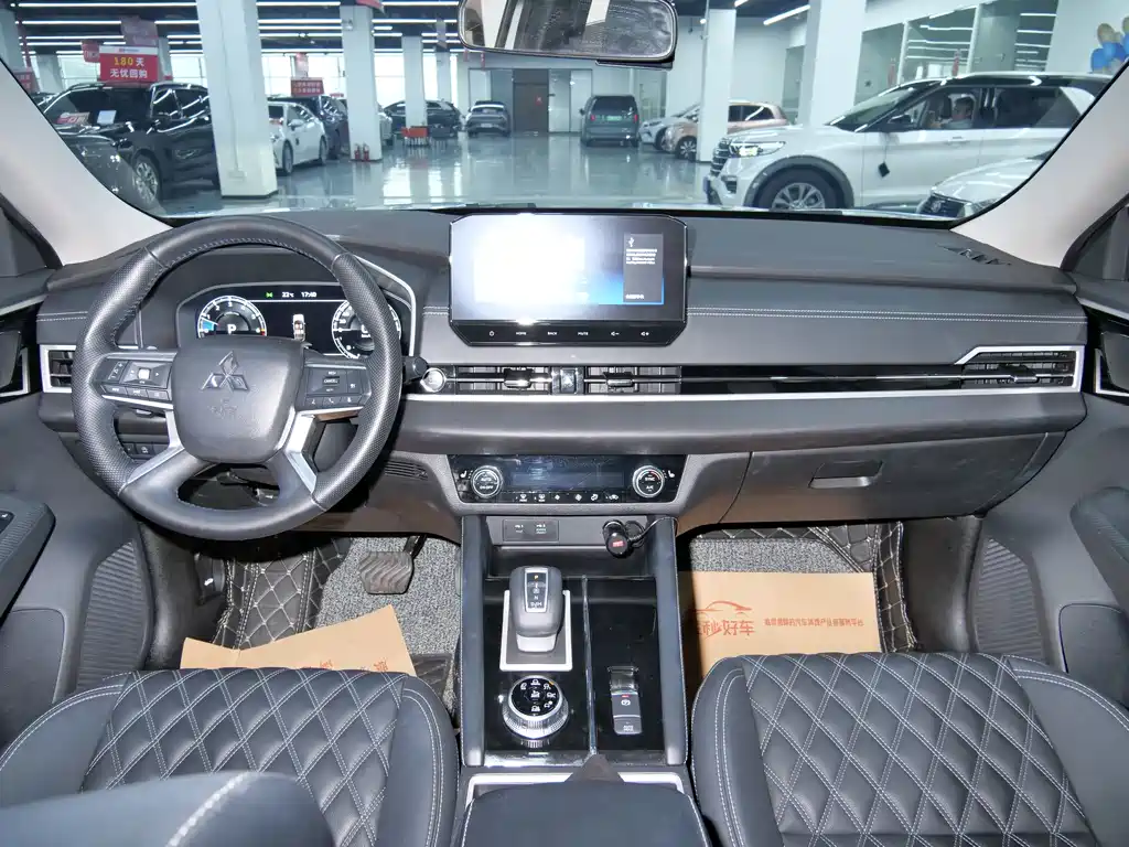 Mitsubishi Outlander 2023 — фото 14