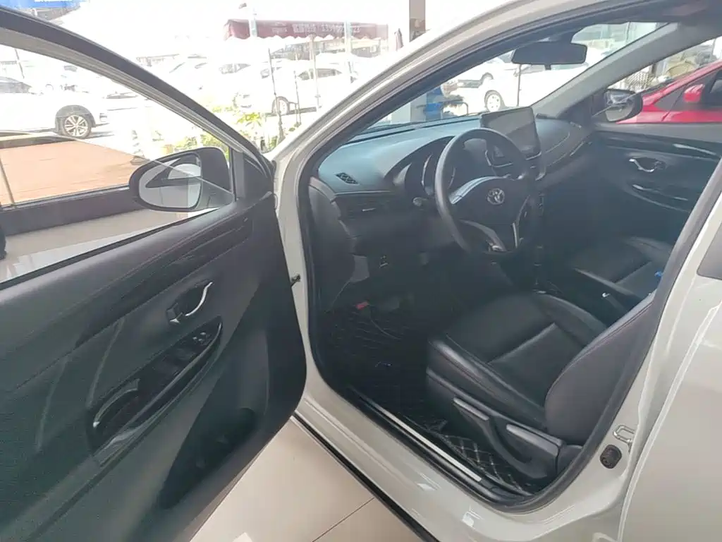 Toyota Yaris L 2020 — фото 16