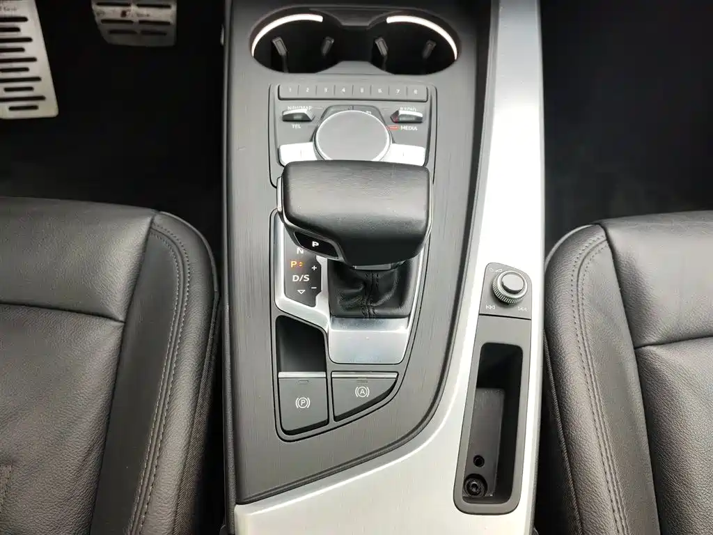 Audi A4L 2019 — фото 13