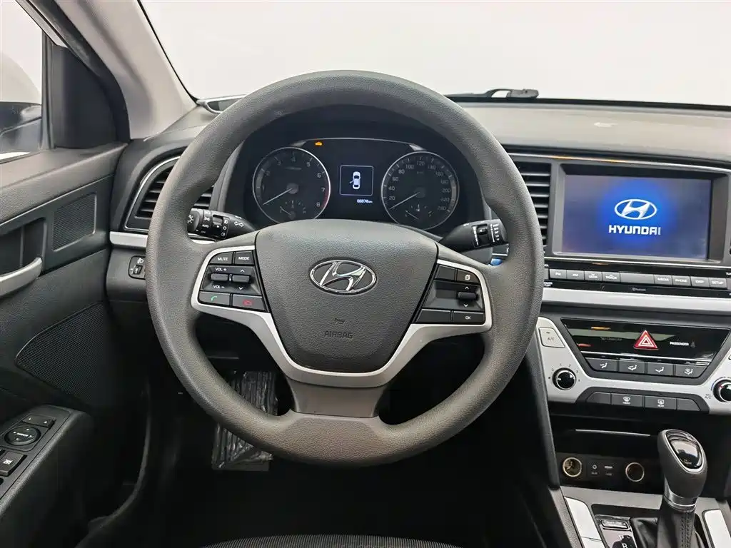 Hyundai Elantra 2018 — фото 11