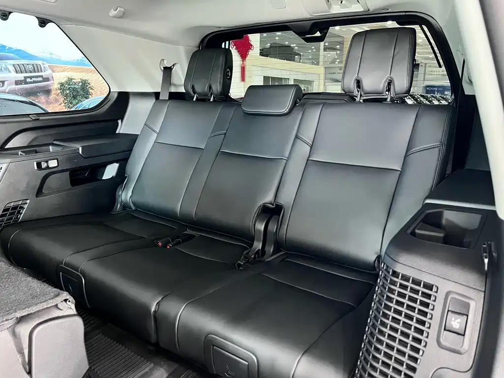 Toyota Sequoia 2023 — фото 11