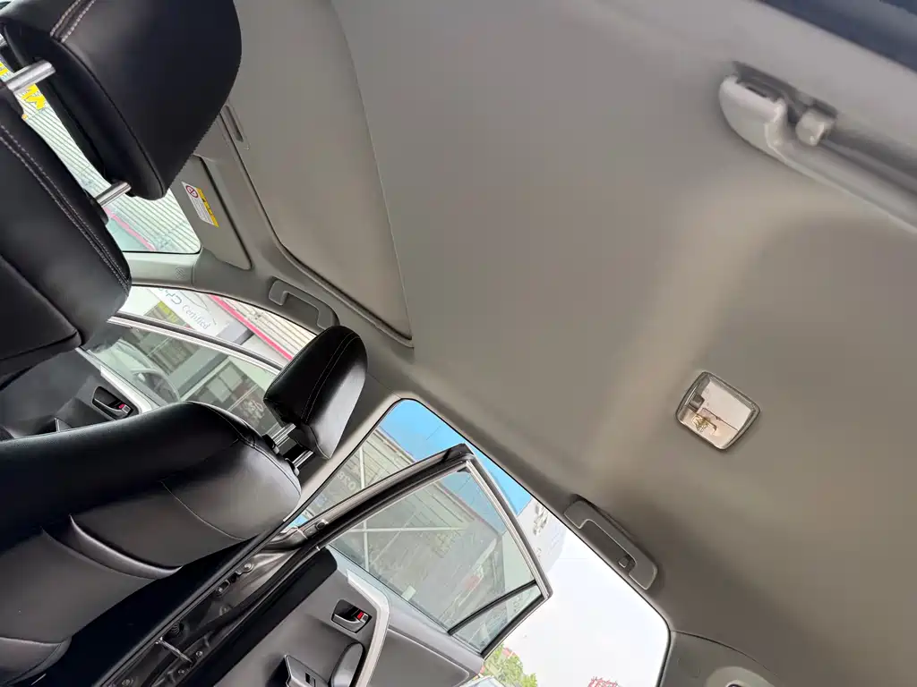 Toyota RAV4 2018 — фото 28