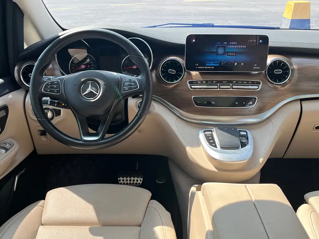 Mercedes-Benz V-Class 2024 — фото 11