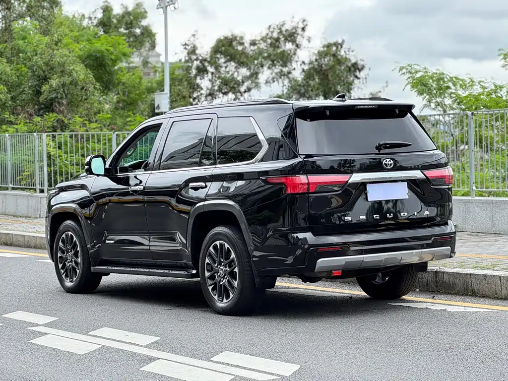 Toyota Sequoia 2023 — фото 4
