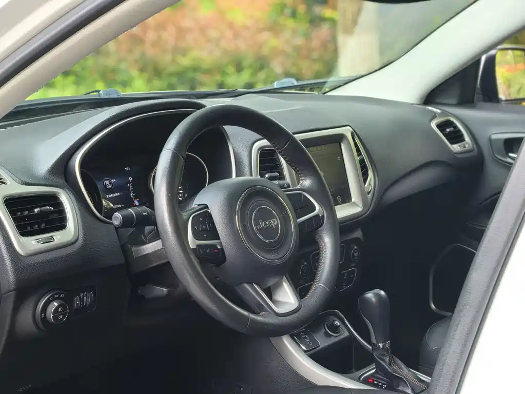 Jeep Compass 2018 — фото 23