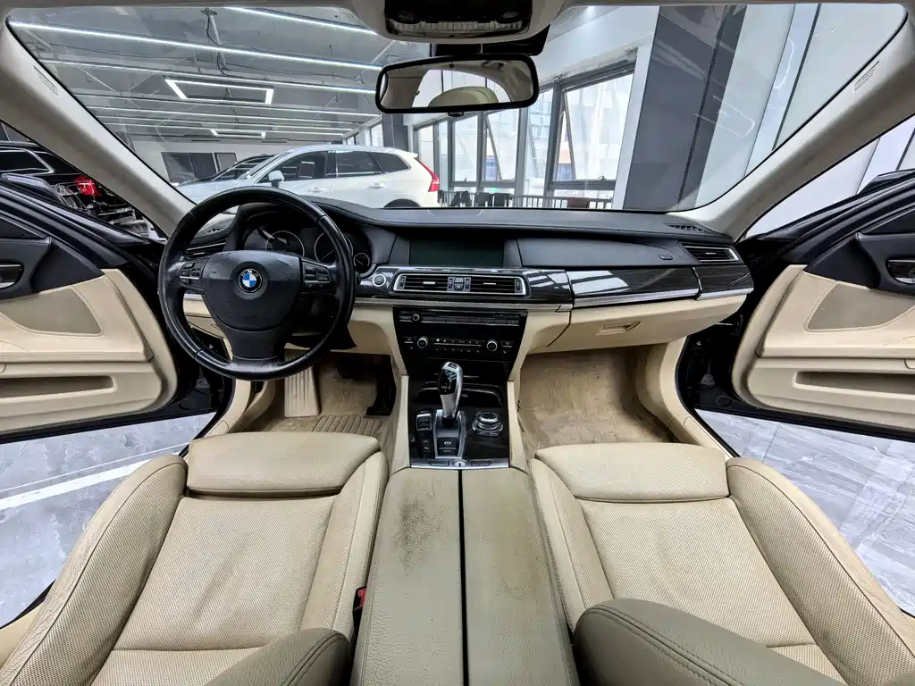 BMW 7 Series 2011 — фото 11