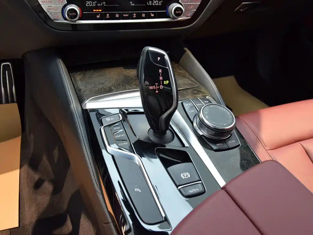 BMW 5 Series 2018 — фото 14