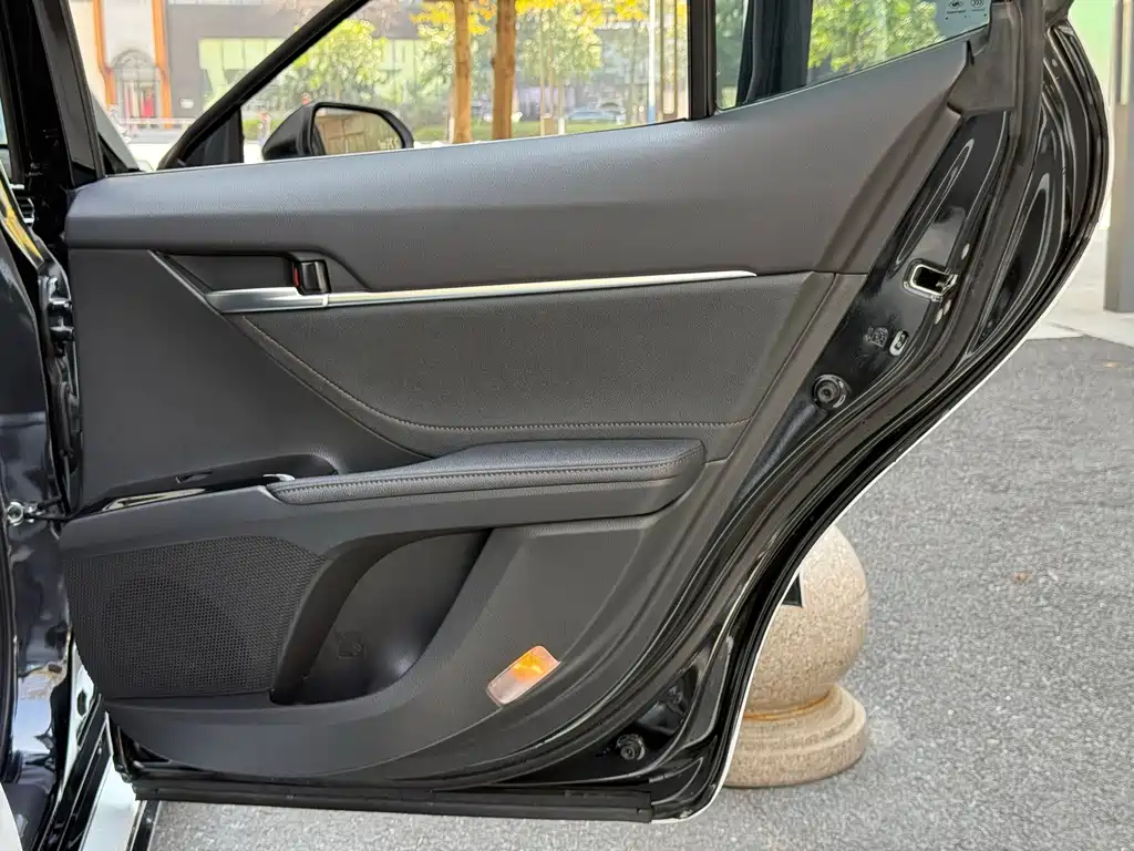 Toyota Camry 2023 — фото 23