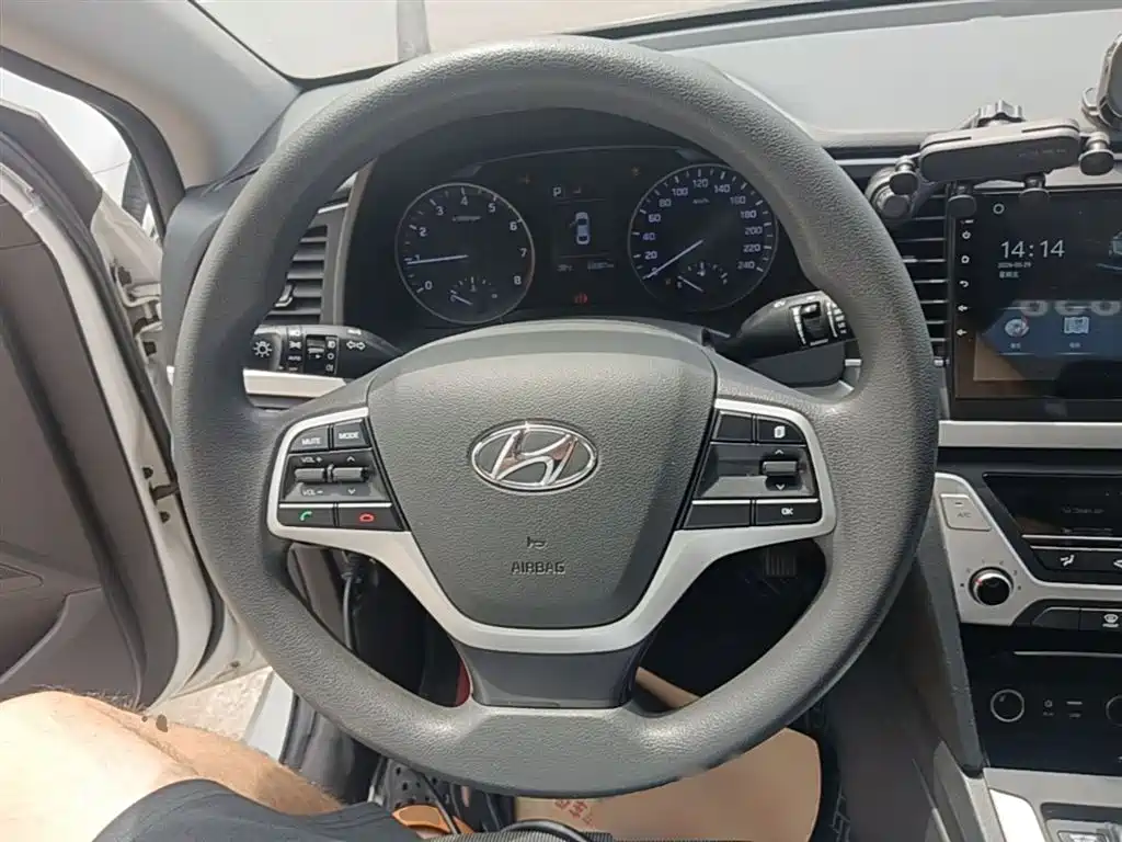 Hyundai Elantra 2018 — фото 11