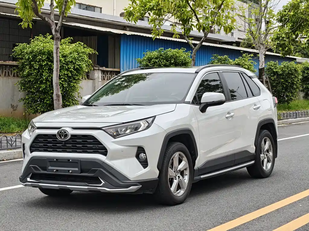 Toyota RAV4 2023 — фото 1
