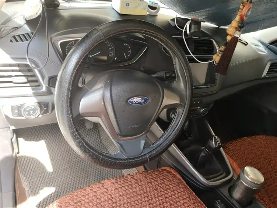 Ford Escort 2015 — фото 12