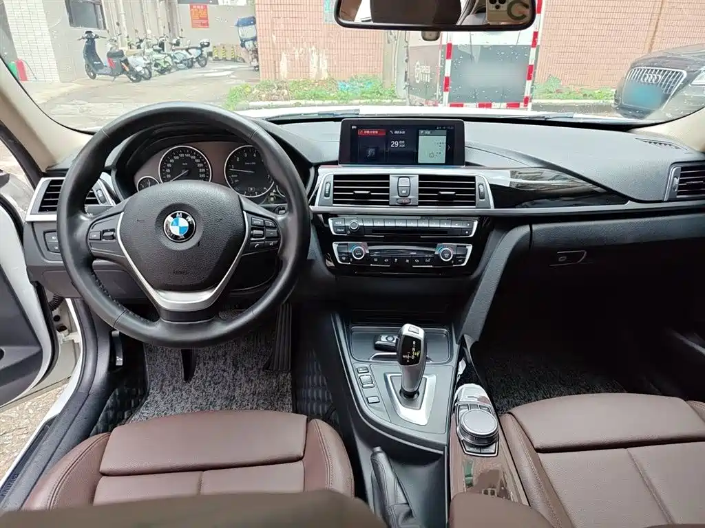 BMW 3 Series 2019 — фото 13