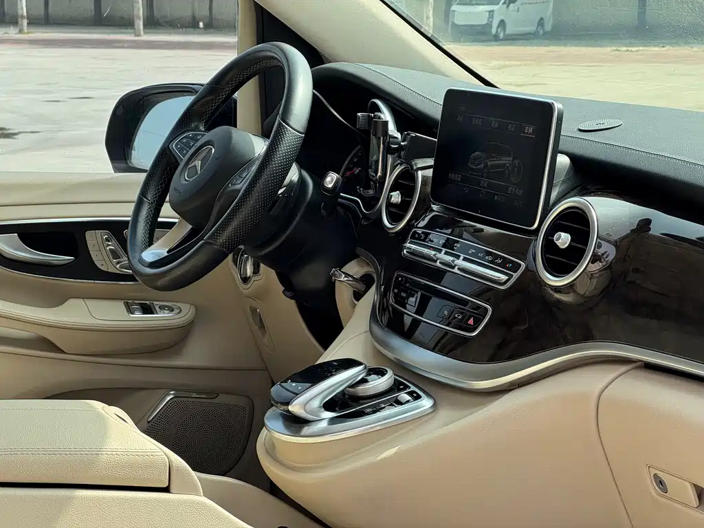 Mercedes-Benz V-Class 2017 — фото 25