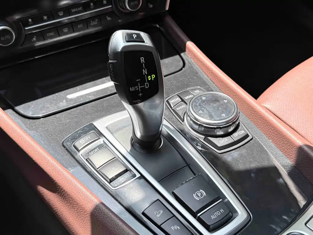 BMW 5 Series GT 2014 — фото 9