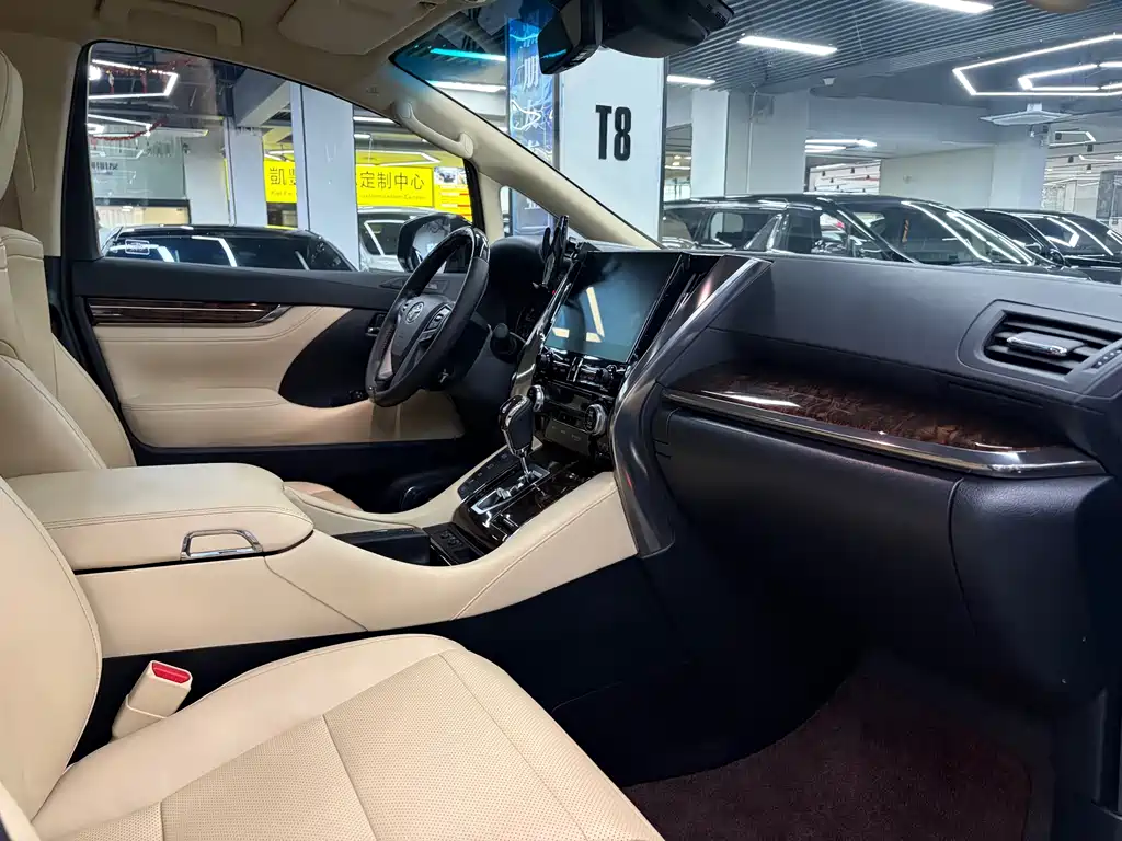 Toyota Alphard 2022 — фото 16