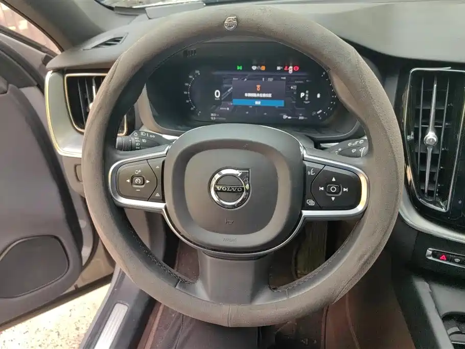 Volvo XC60 2022 — фото 15