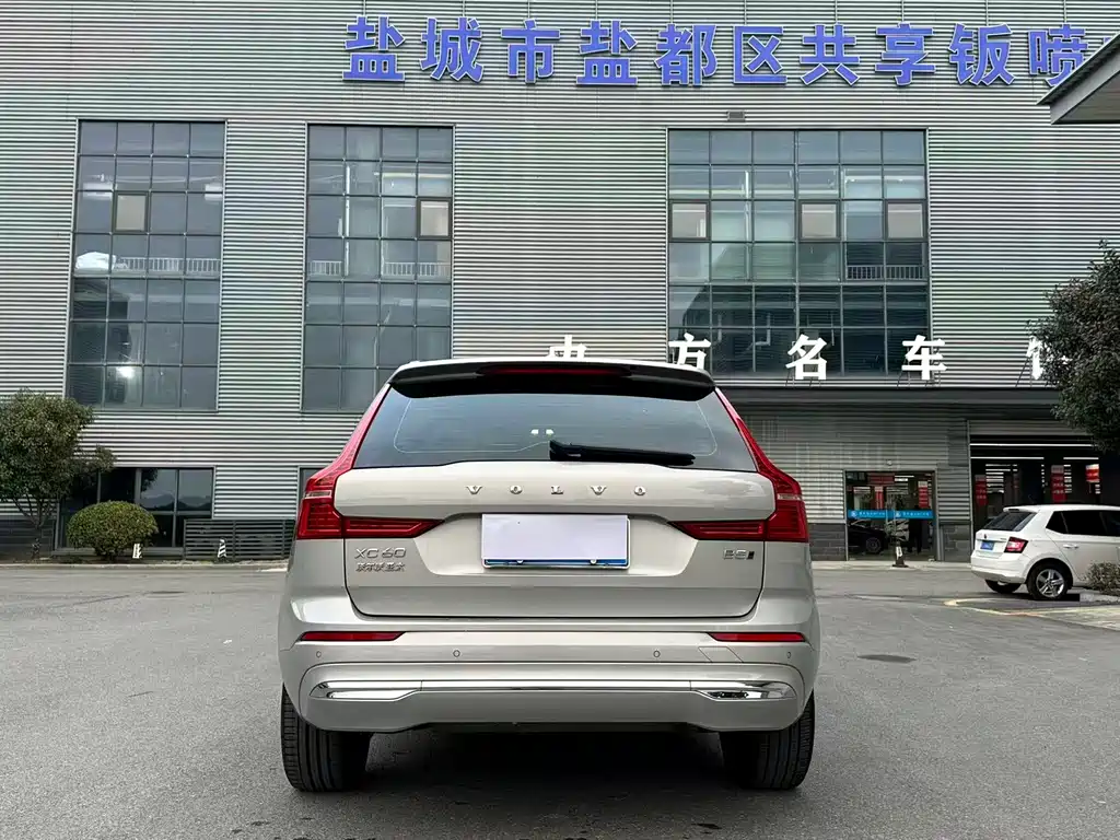 Volvo XC60 2023 — фото 3