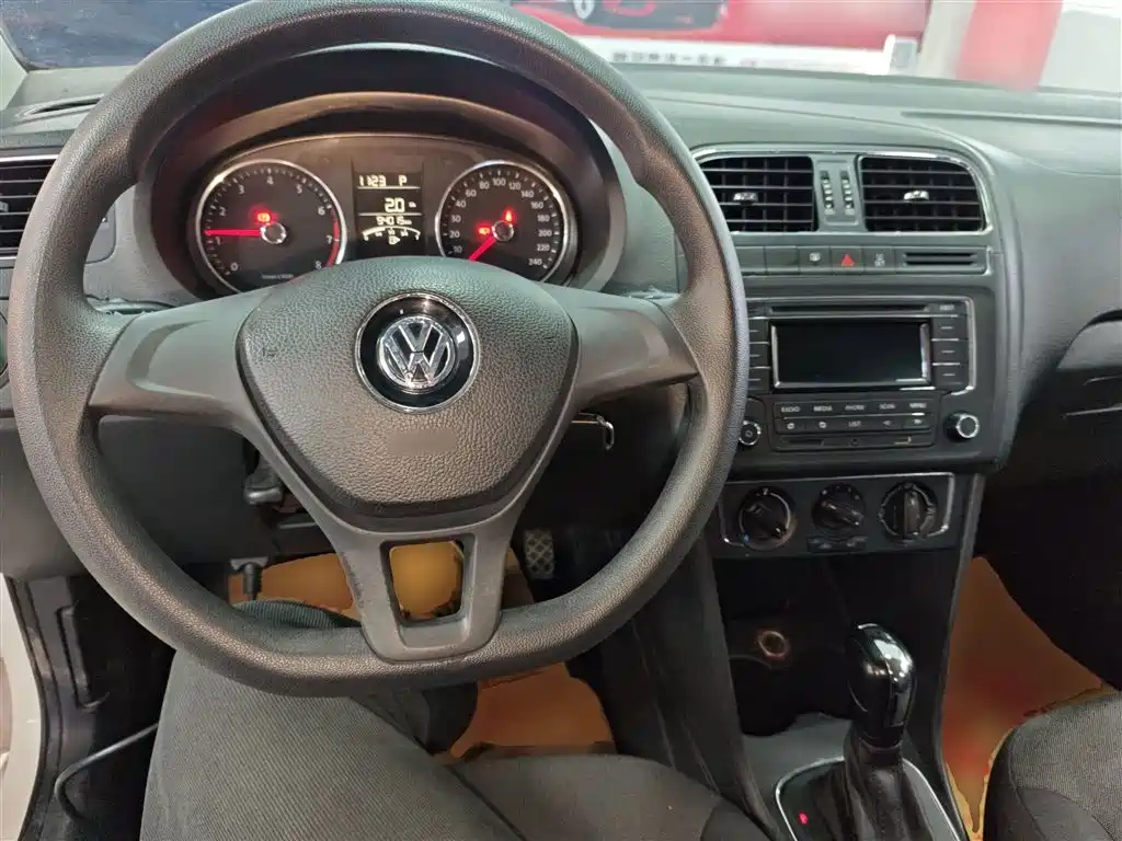 Volkswagen Polo 2015 — фото 12