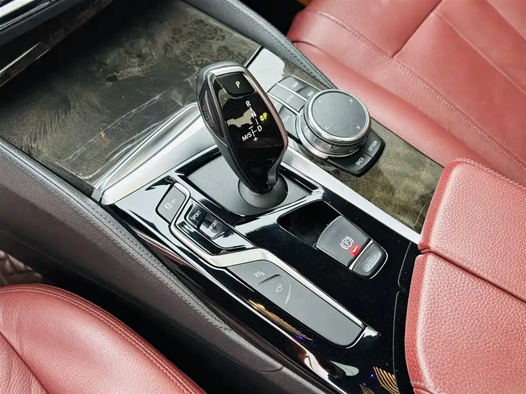 BMW 5 Series 2018 — фото 19