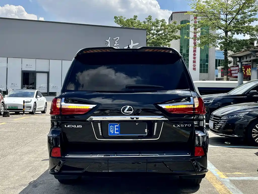 Lexus LX 2011