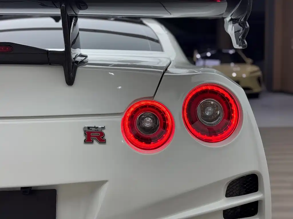 Nissan GT-R 2010 — фото 11