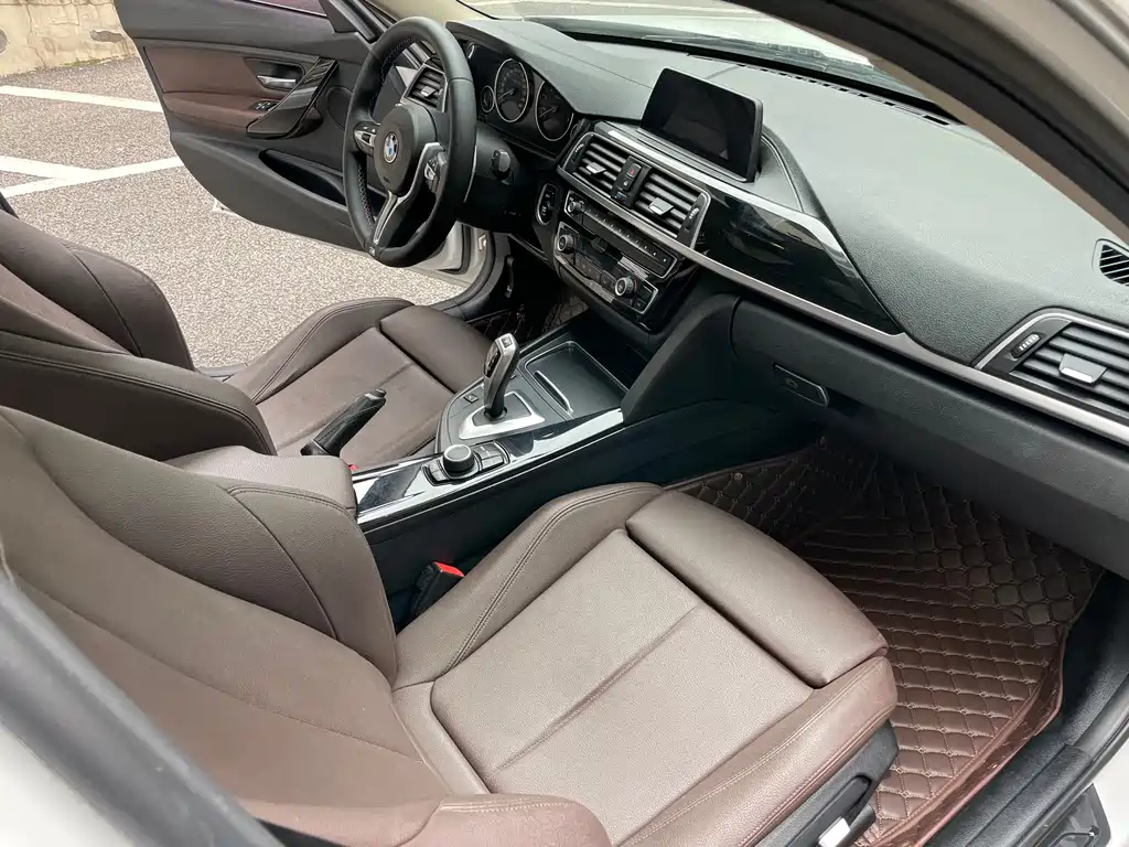 BMW 3 Series 2018 — фото 14
