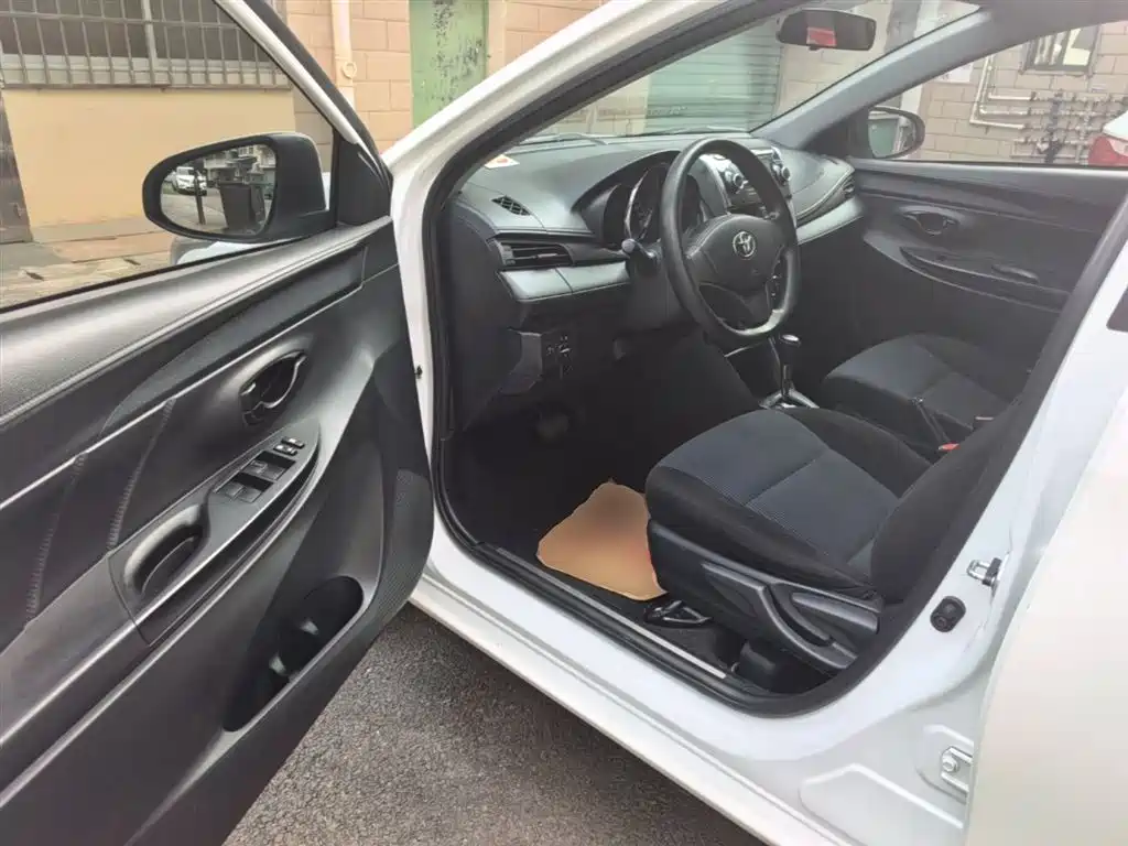 Toyota Yaris L 2018 — фото 16
