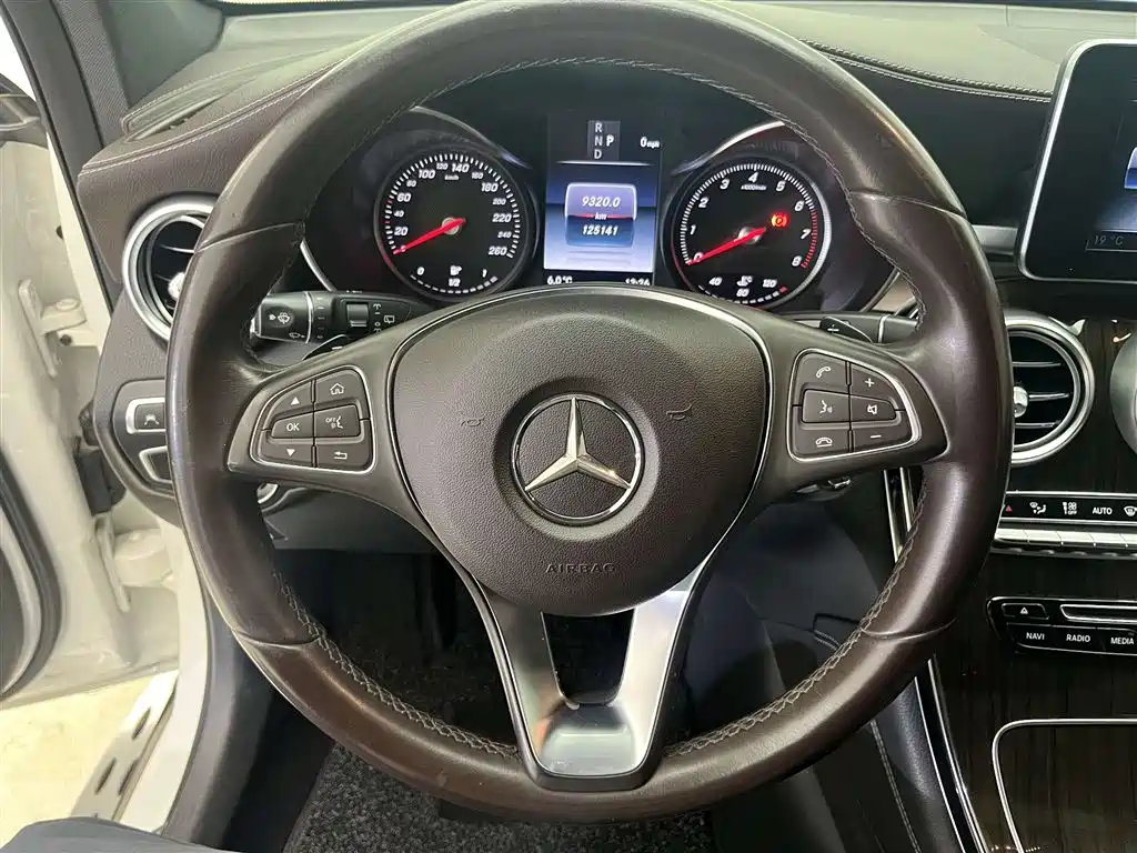 Mercedes-Benz GLC 2017 — фото 11