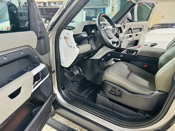 Land Rover Defender 2023