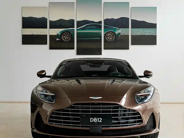 Aston Martin DB12 2025