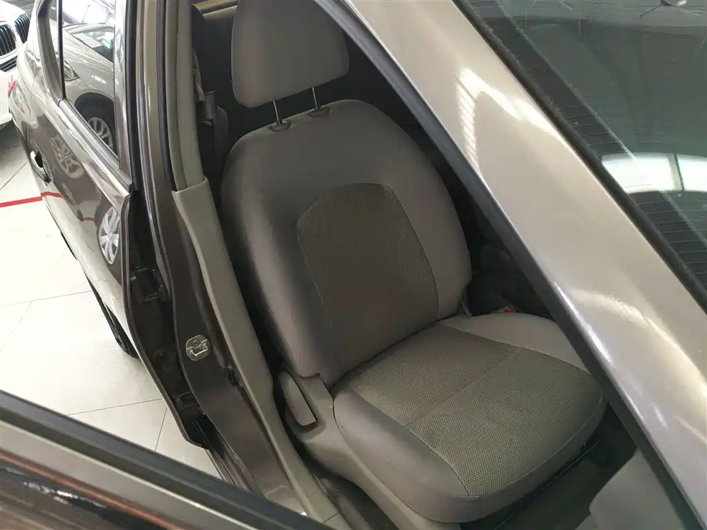 Nissan Sunny 2014 — фото 25